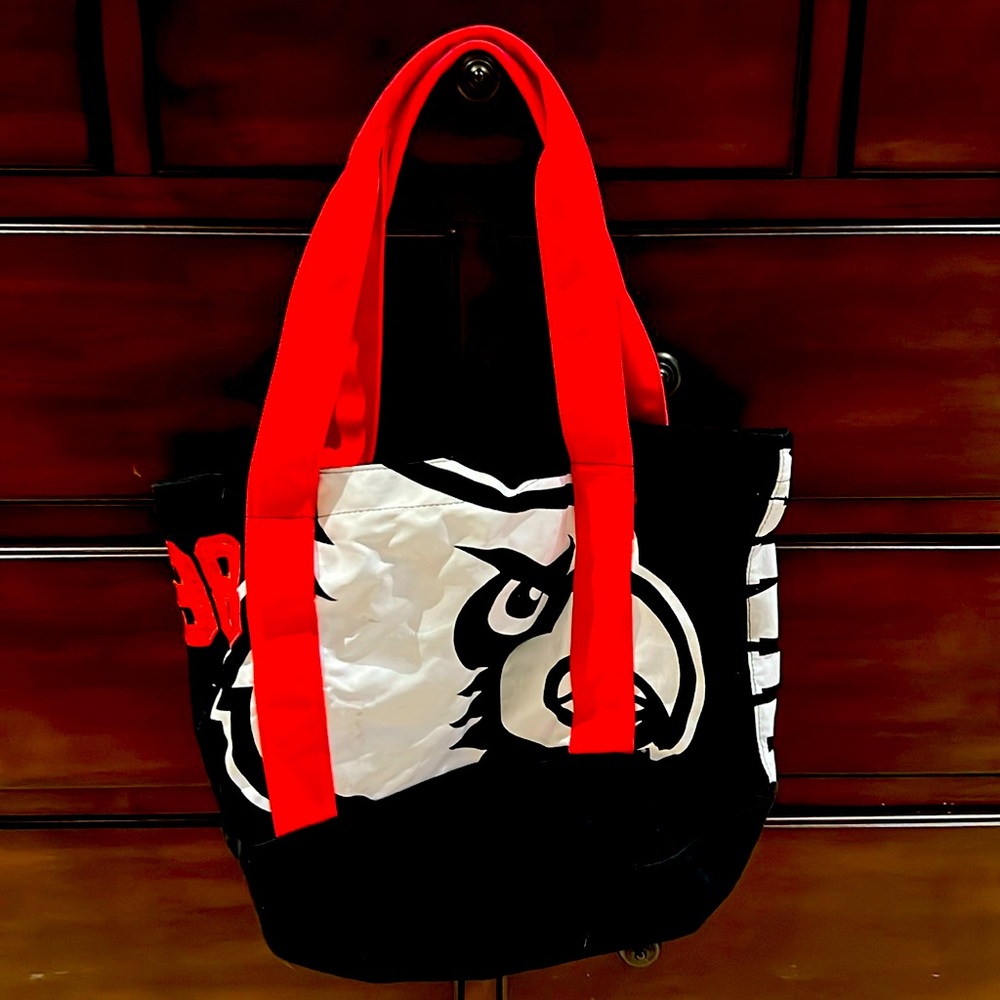 Welcome University of Louisville fans, great book bag or over shoulder bag